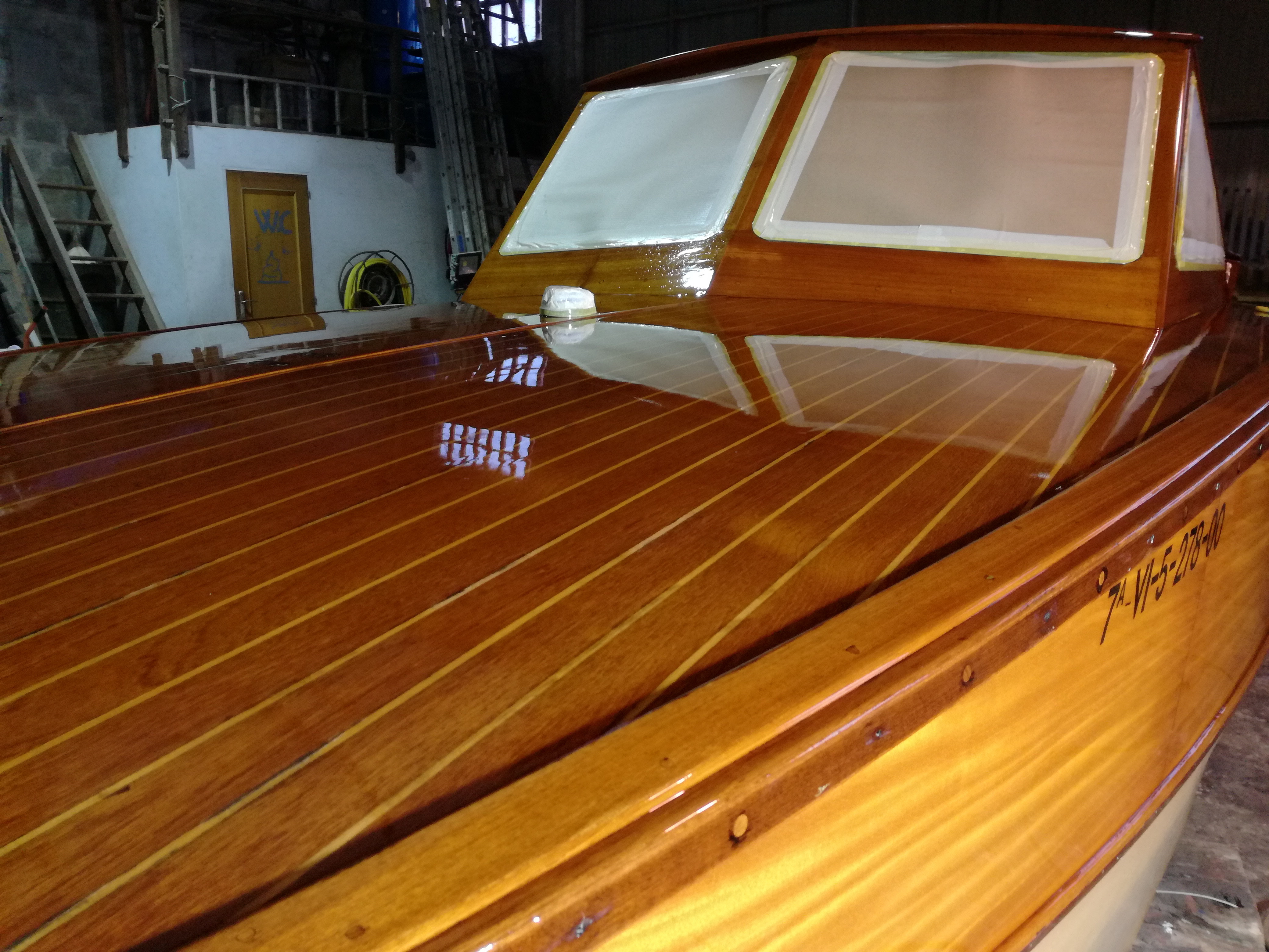 barnizado de catamarán de contrachapado marino