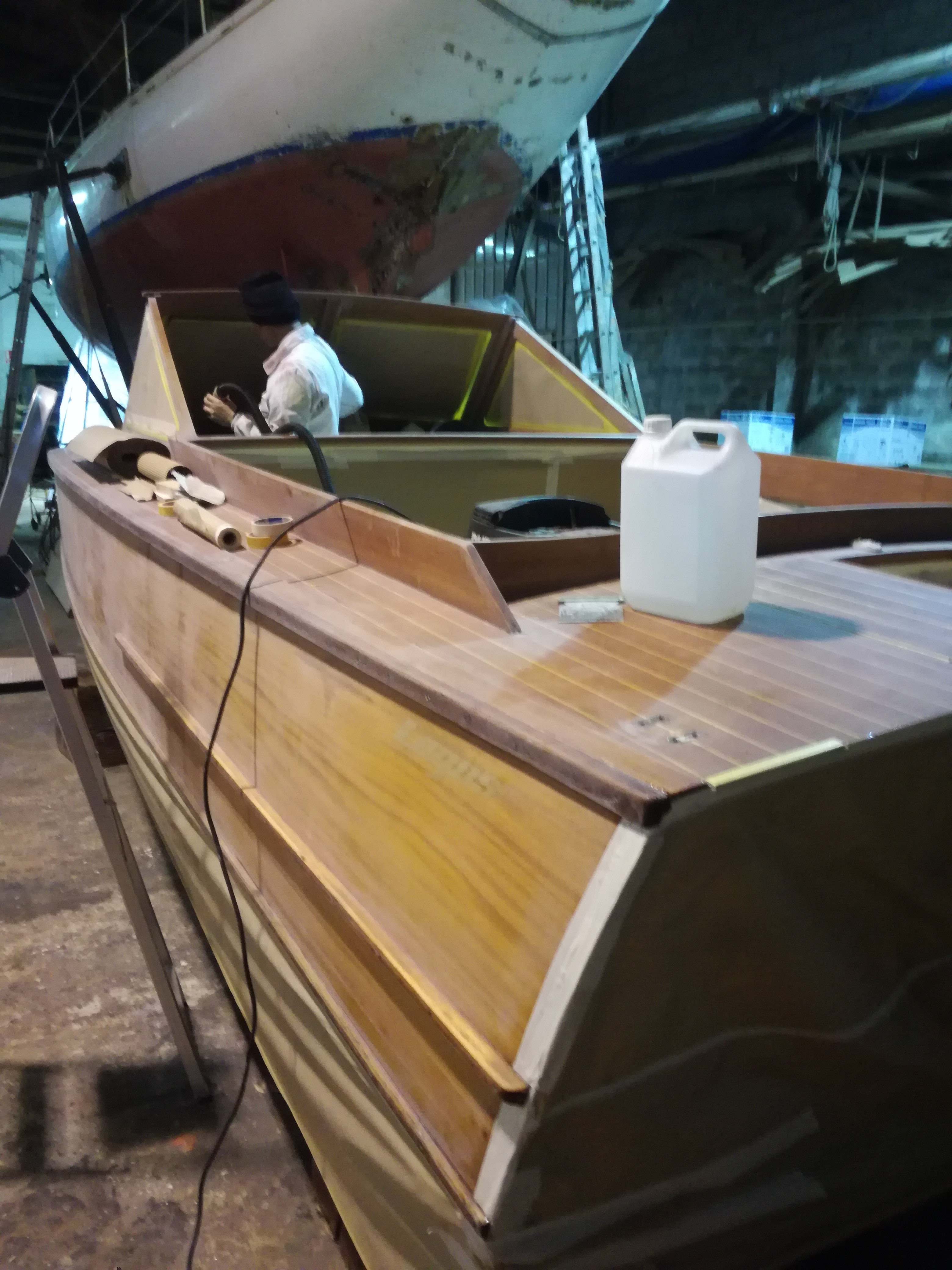 barnizado de catamarán de contrachapado marino