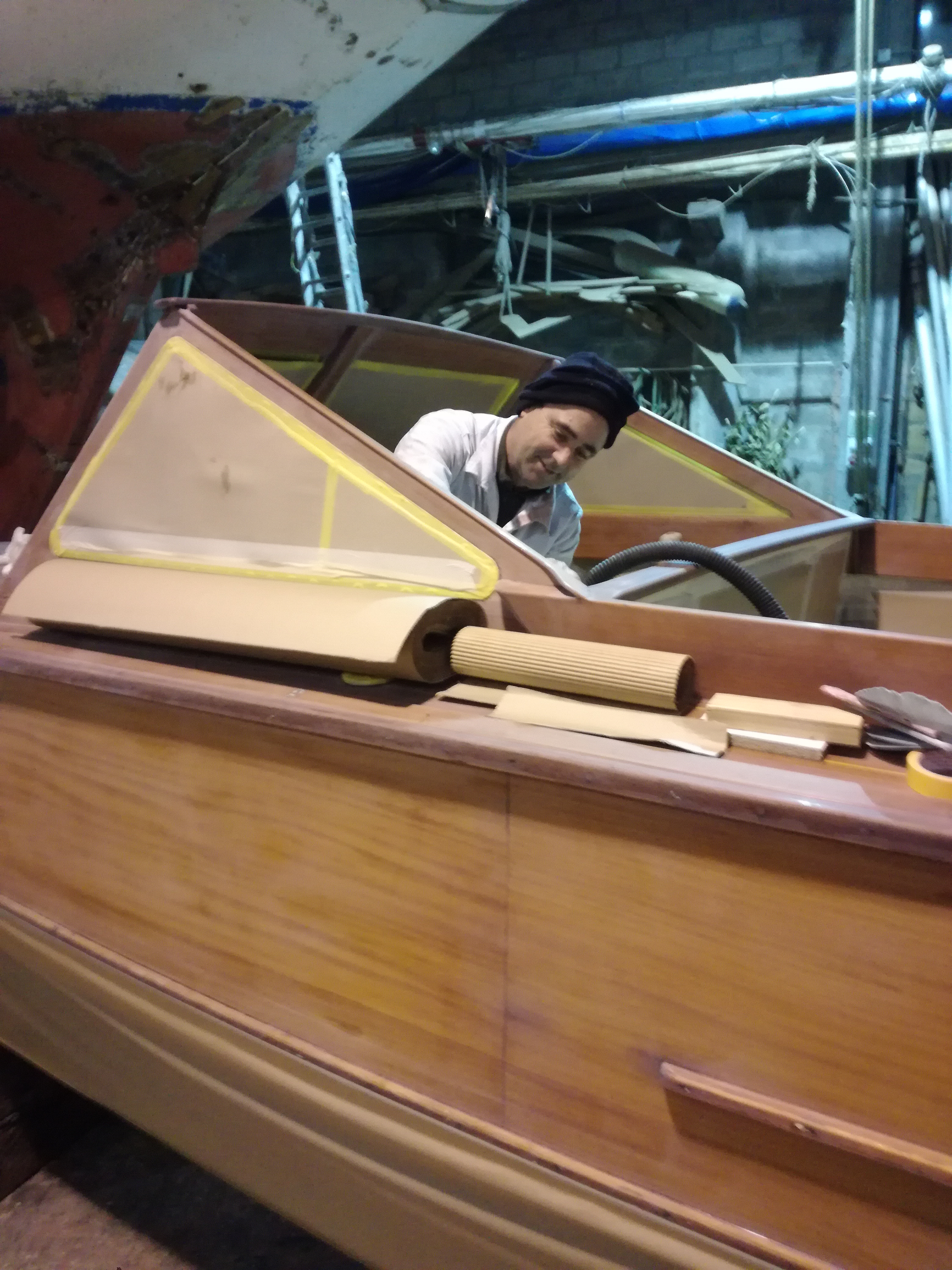 barnizado de catamarán de contrachapado marino