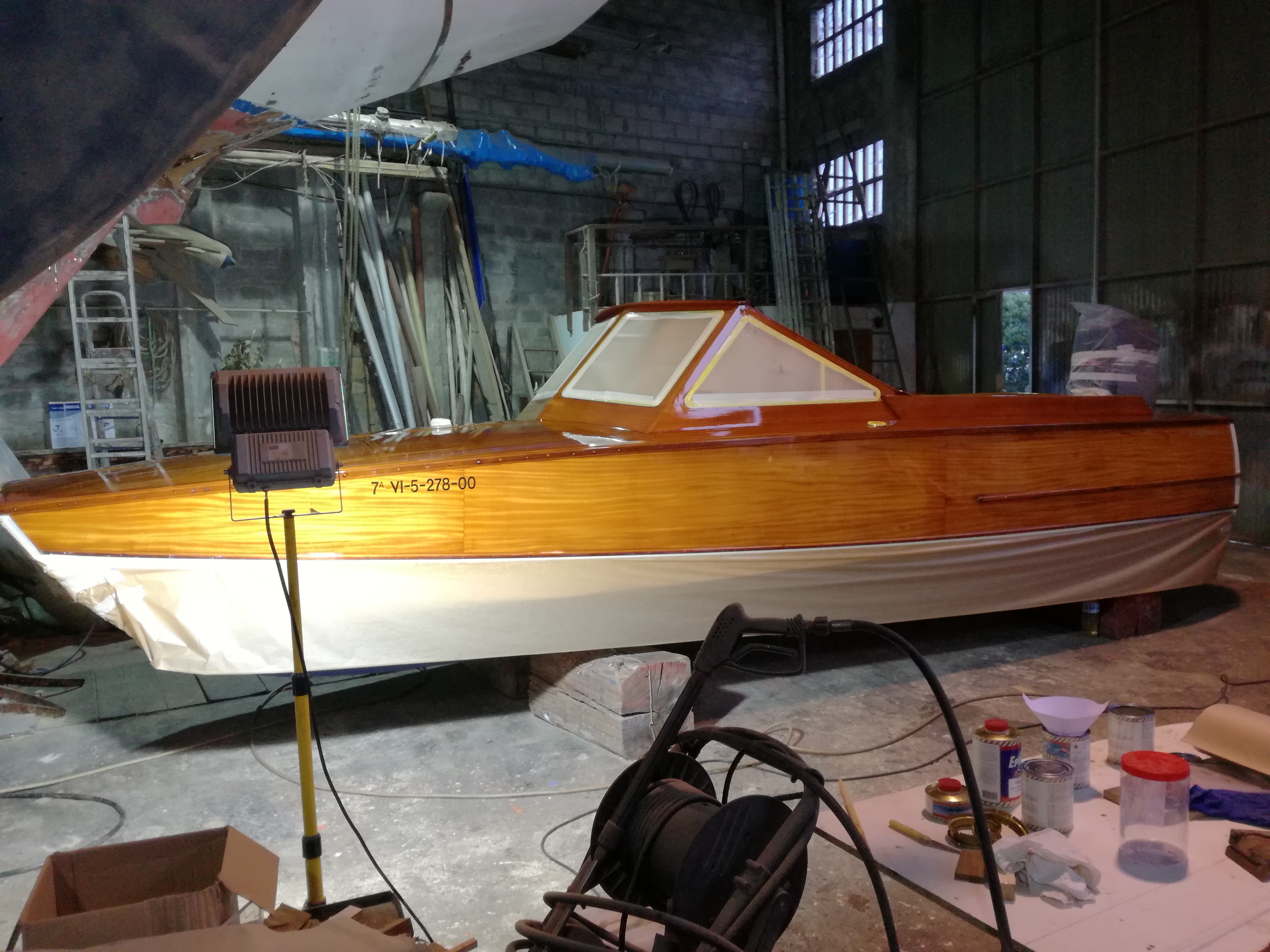 barnizado de catamarán de contrachapado marino