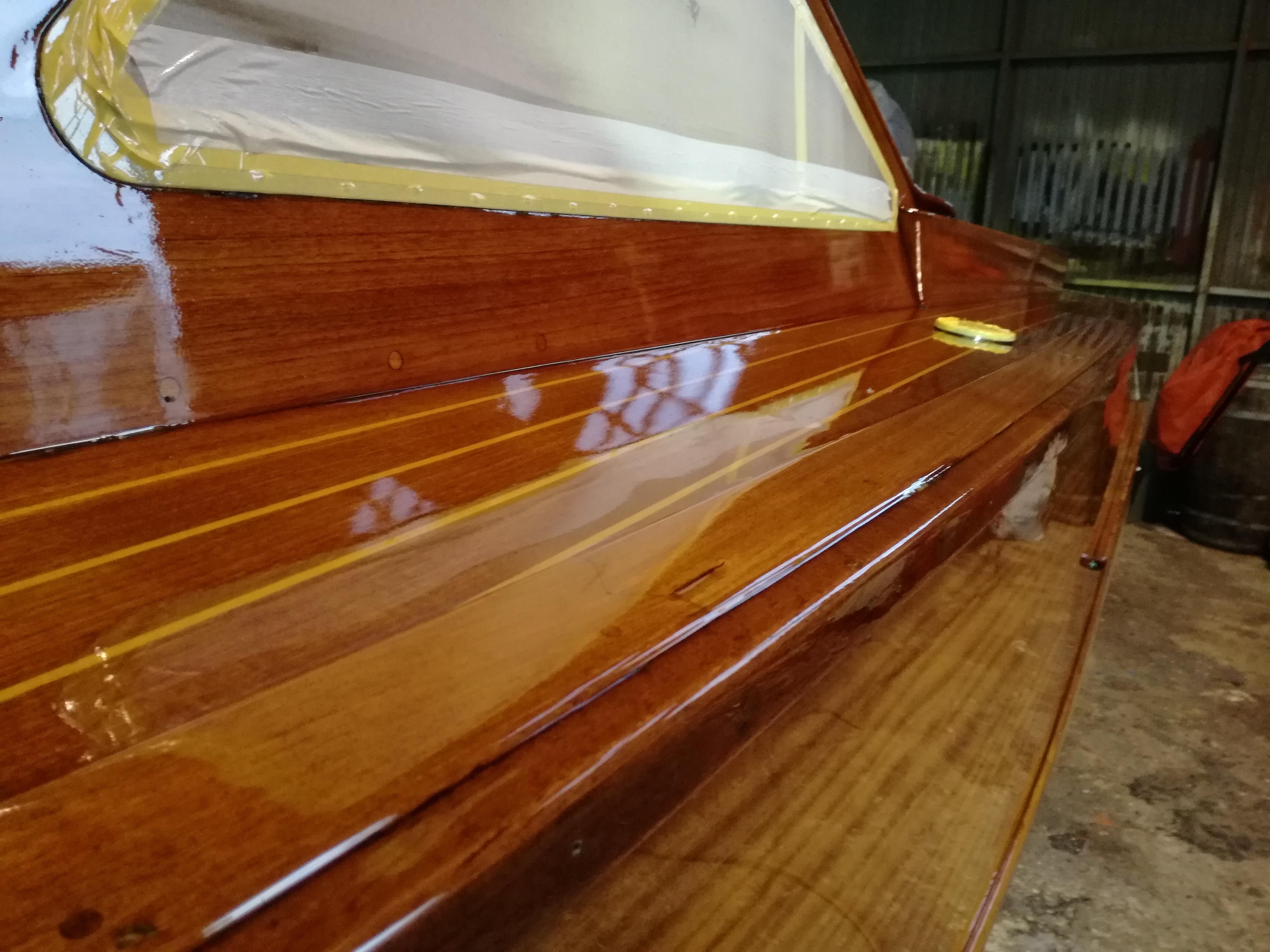 barnizado de catamarán de contrachapado marino